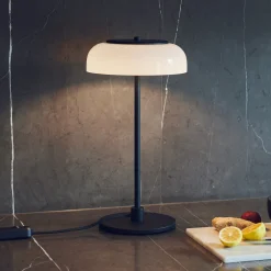 Nuura LED-pöytälamppu Blossi, korkeus 43 cm, musta/opaalinen