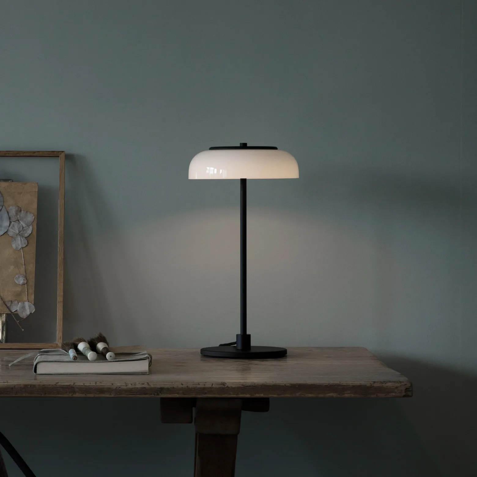 Nuura LED-pöytälamppu Blossi, korkeus 43 cm, musta/opaalinen