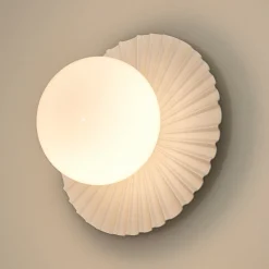 Nuura seinälamppu Liila Muuse, Ø 20 cm IP44, valkoinen/opaalinen