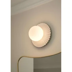 Nuura seinälamppu Liila Muuse, Ø 20 cm IP44, valkoinen/opaalinen
