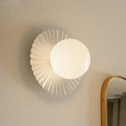 Nuura seinälamppu Liila Muuse, Ø 20 cm IP44, valkoinen/opaalinen