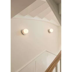 Nuura seinävalaisin Liila 1 IP44, Ø 14 cm, hopea/opaalinen