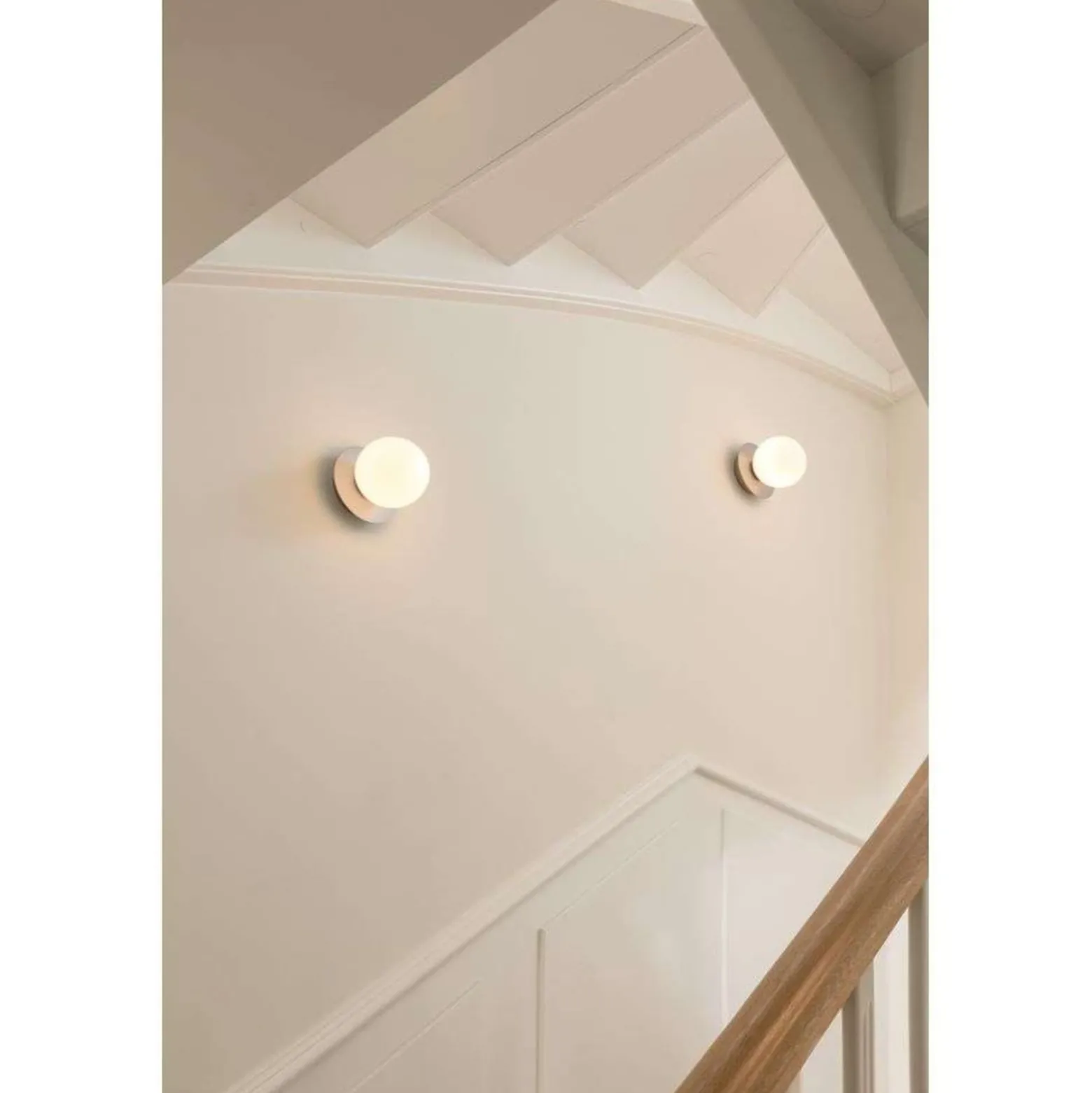 Nuura seinävalaisin Liila 1 IP44, Ø 14 cm, hopea/opaalinen