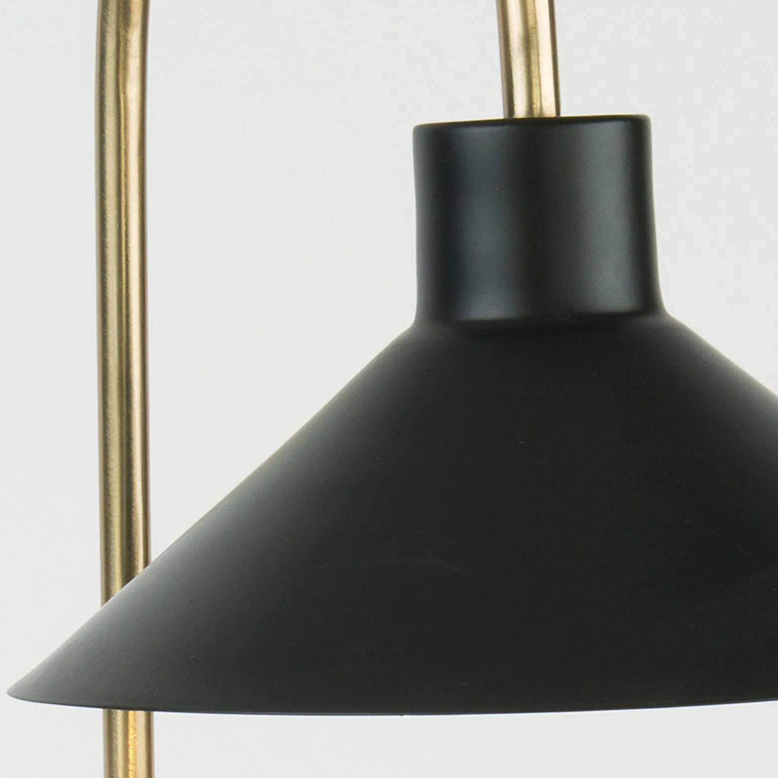Oktavia pöytävalaisin, musta/kullanvärinen, korkeus 58 cm, marmori