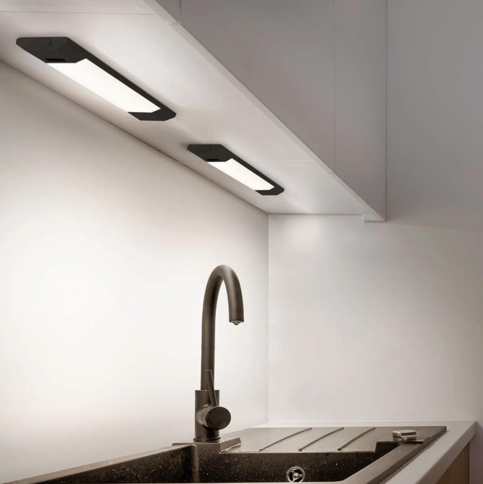 OSRAM LED-kaapinalusvalaisin Linear Edge Sensor 30 cm musta CCT