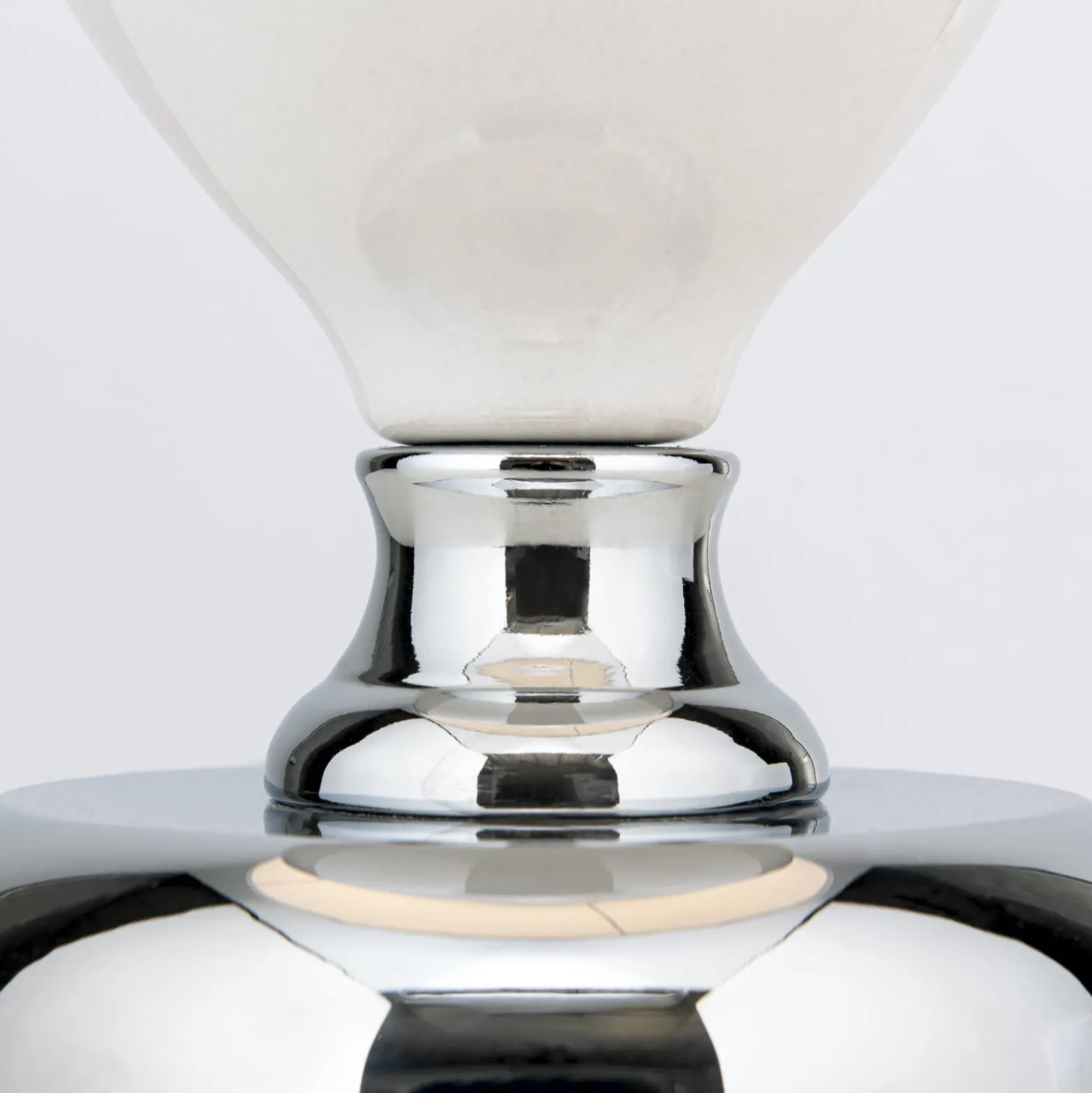 Ovum pöytävalaisin, valkoinen/kromi, korkeus 48 cm, keramiikka/sintti