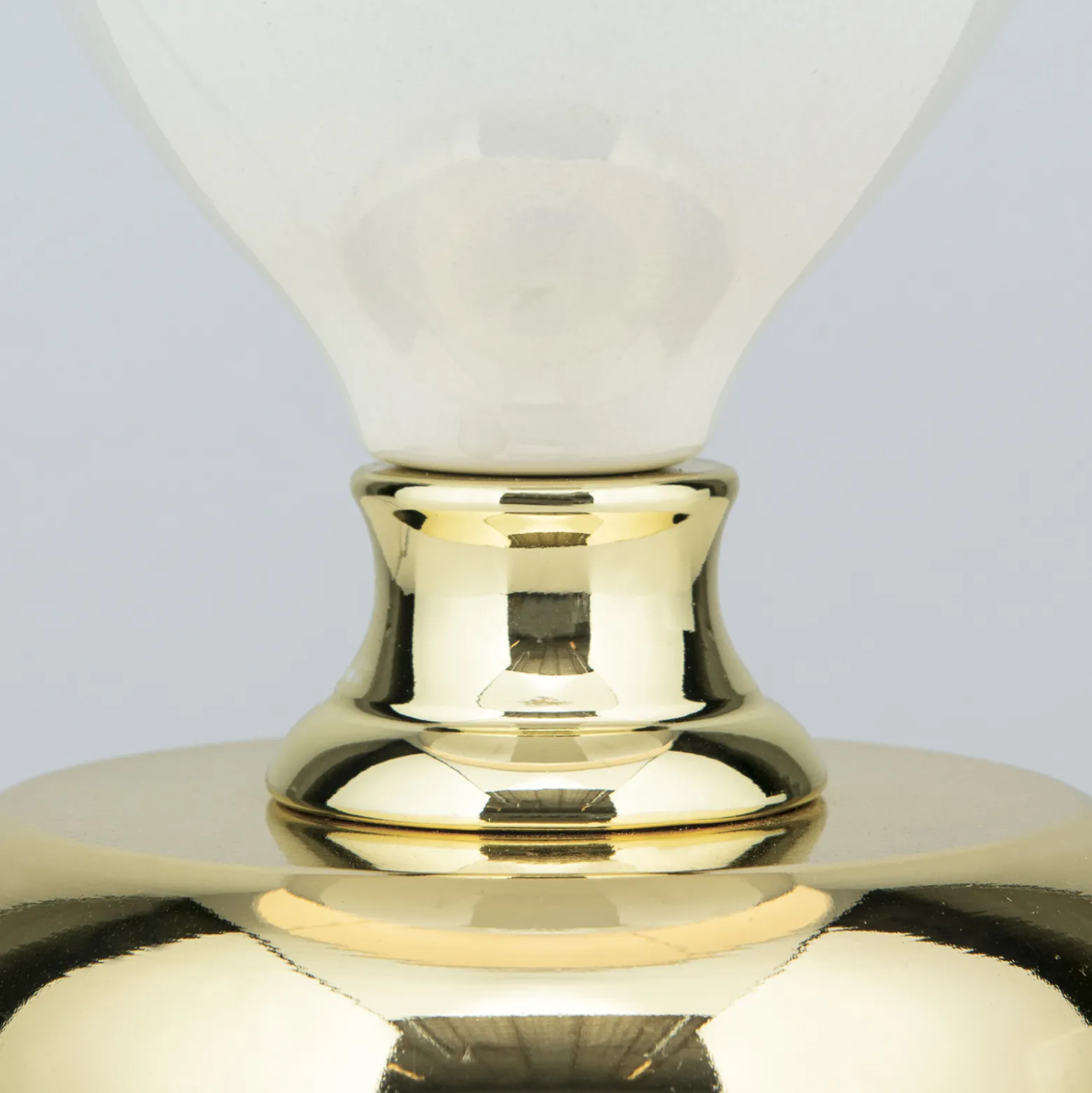 Ovum pöytävalaisin, valkoinen/kullanvärinen, korkeus 48 cm,