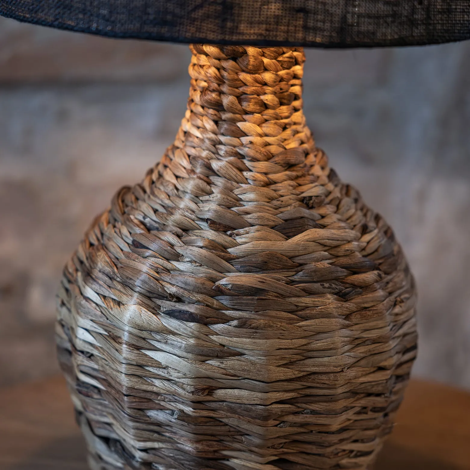 Paglia-pöytälamppu, luonnonväri/musta, rottinki/juutti, korkeus 58 cm