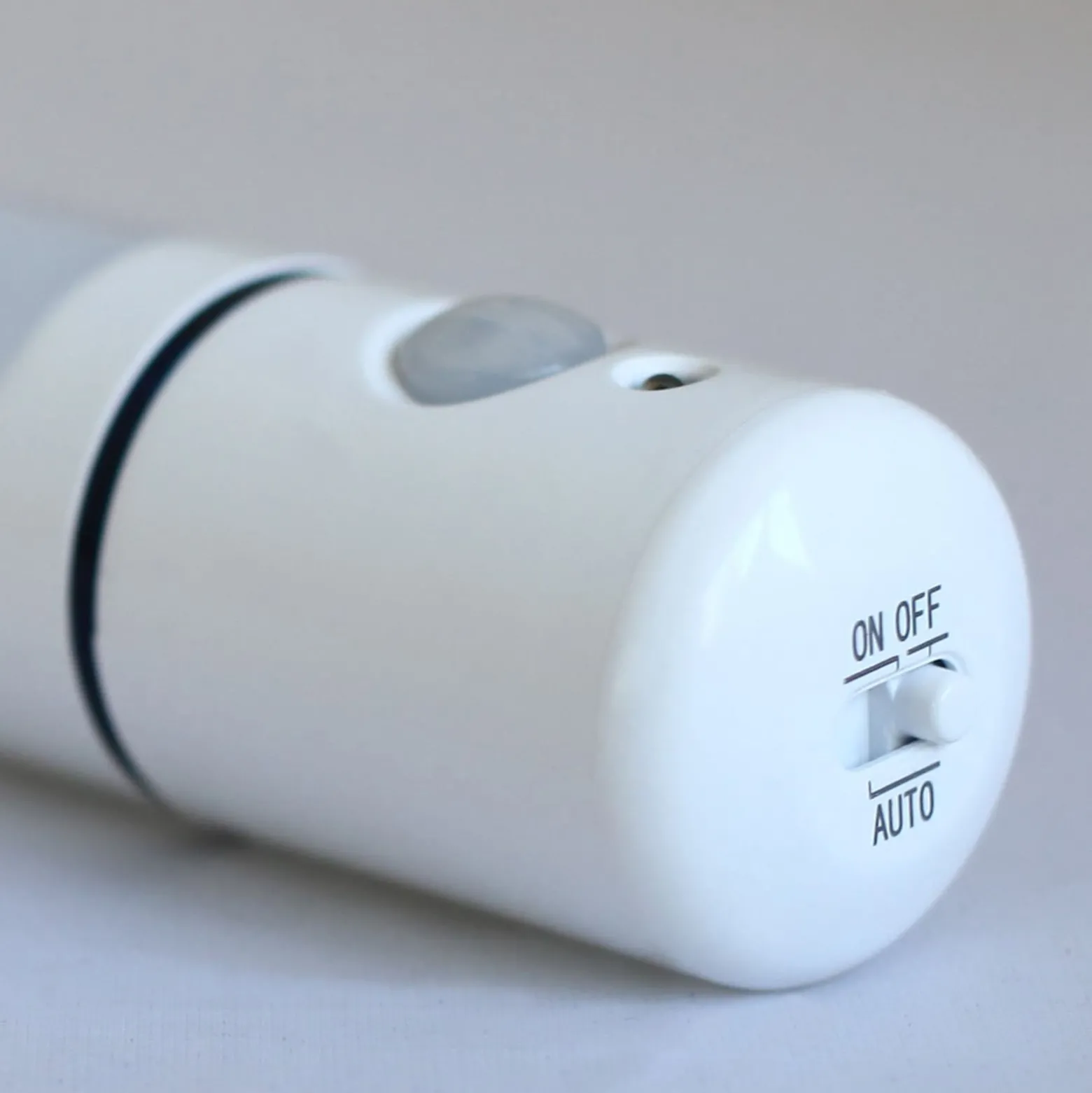 Paristokäyttöinen kaapinalusvalaisin Lightstick