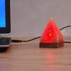 Pieni USB-pöytävalaisin Pyramide tietokoneelle