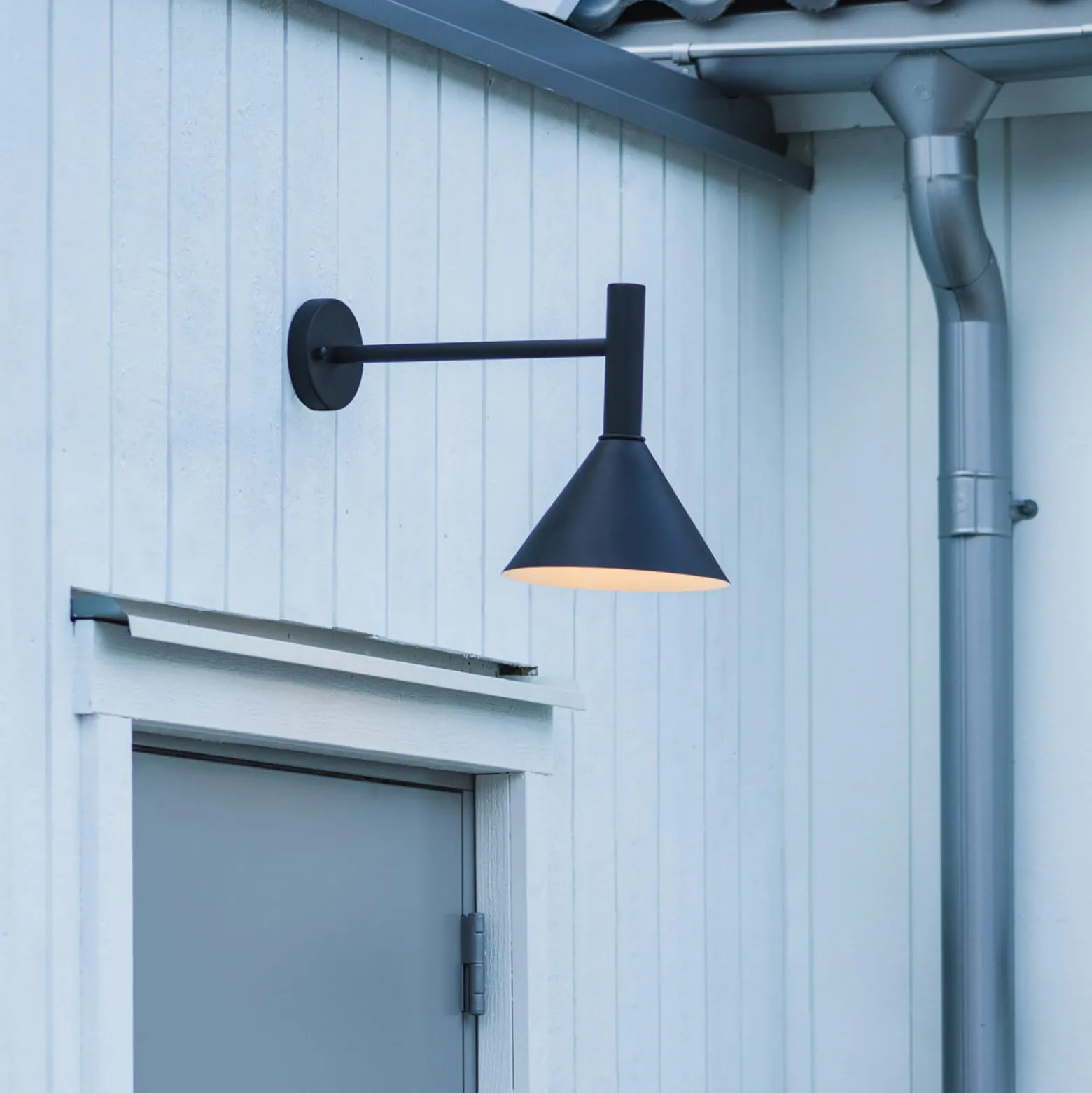 PR Home Tripp -ulkoseinävalaisin, harmaa