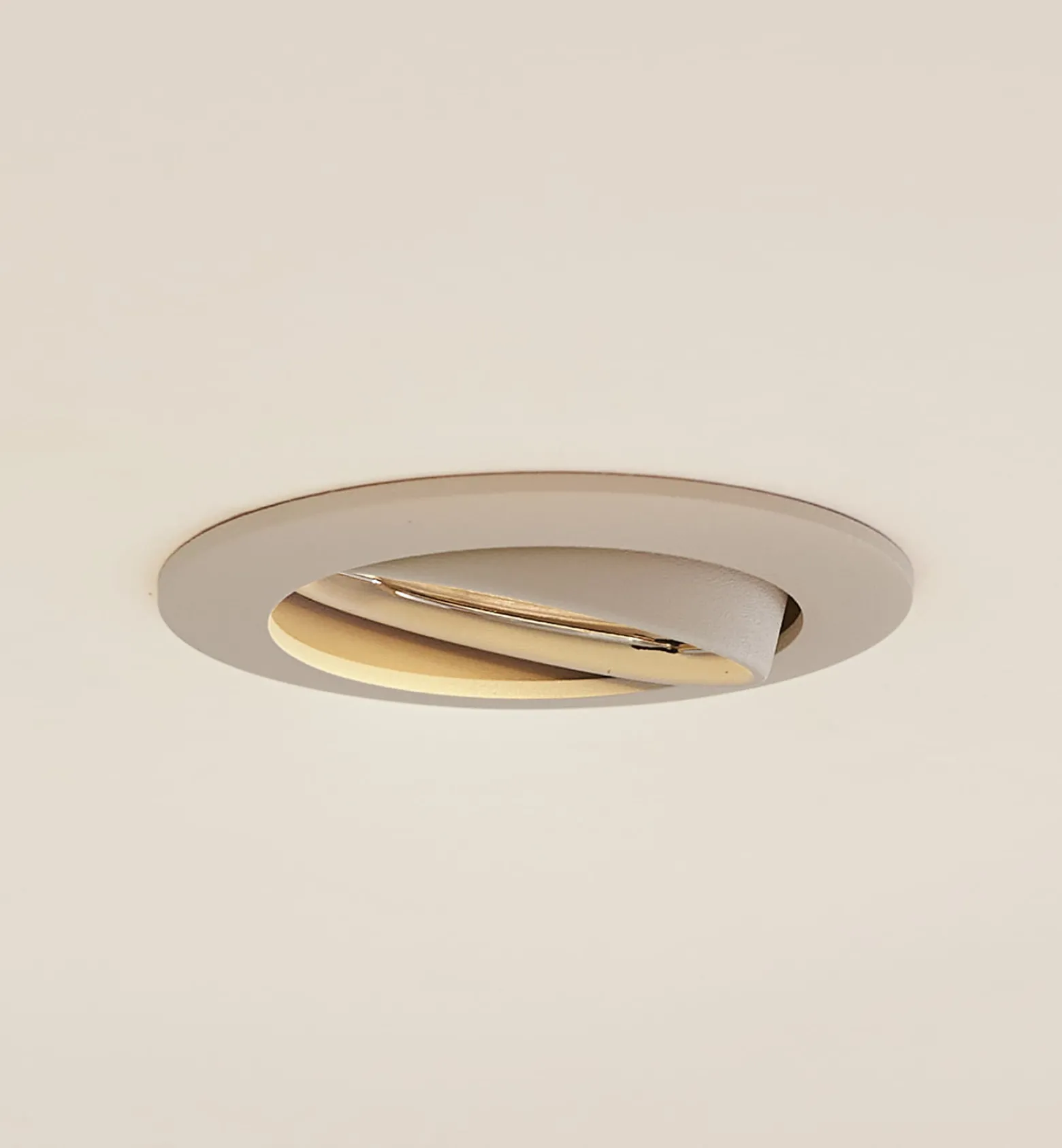 Prios upotettava kattovalaisin Fibur, beige, alumiini, Ø 8,2 cm