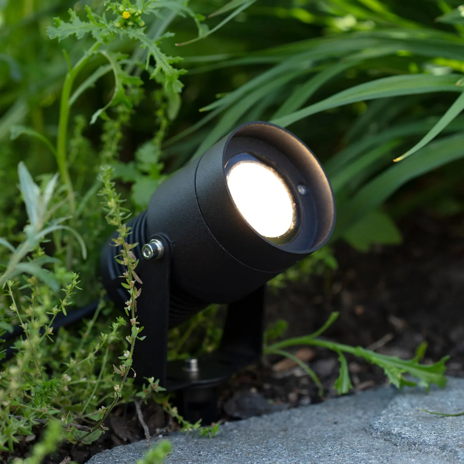 Puutarha 24 LED-valonheitin, musta, 15 wattia