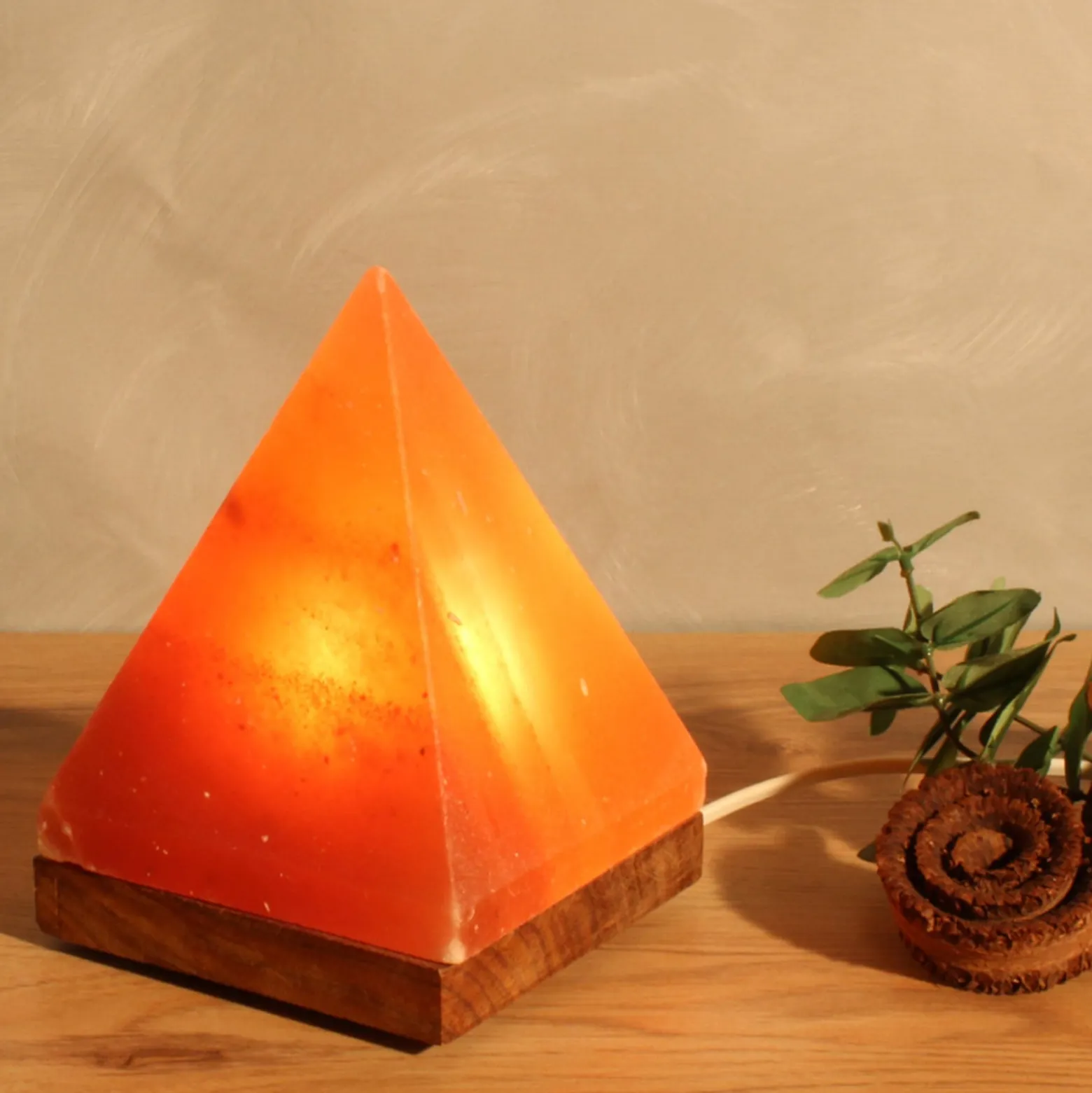 Pyramide-suolavalaisin jalustalla, meripihka