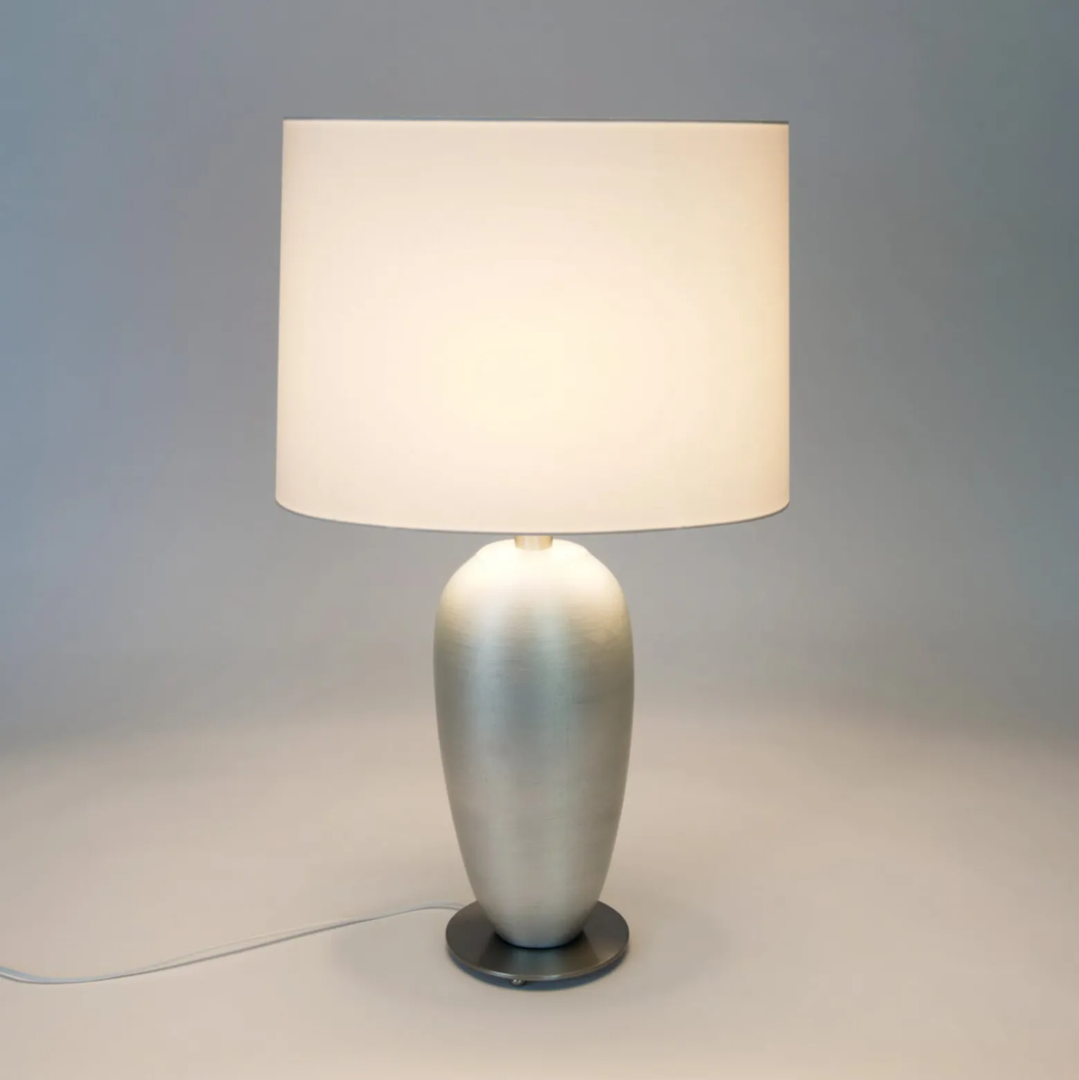 Pöytälamppu OMEGA OVAL, hopea/valkoinen, korkeus 65 cm, keraaminen, E27