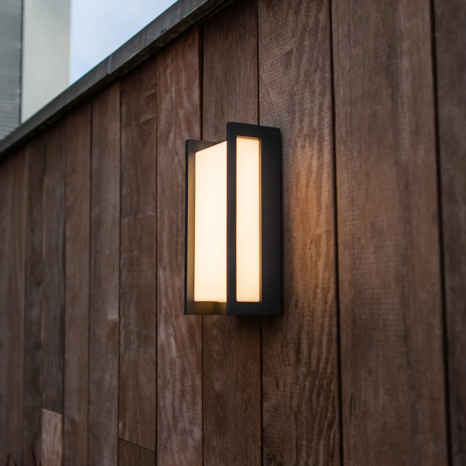 QUBO-LED-ulkoseinälamppu, tummanharmaa, korkeus 22 cm, metallia, IP54