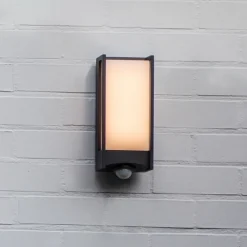 QUBO-ulkoseinälamppu LED-anturilla, tummanharmaa, korkeus 27 cm, IP54