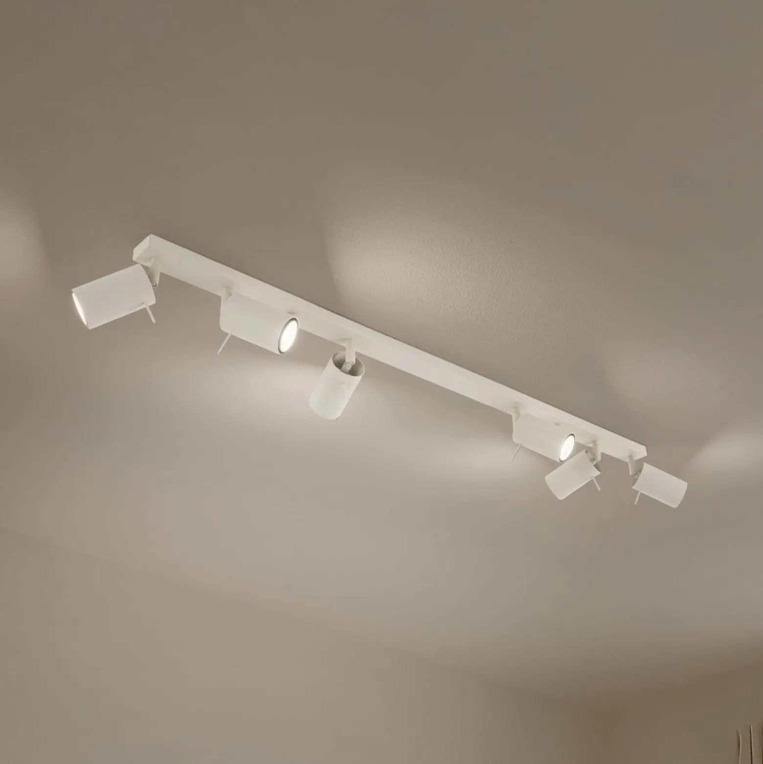 Rengaskattovalaisin, beige, pituus 117 cm, teräs, 6 valoa.