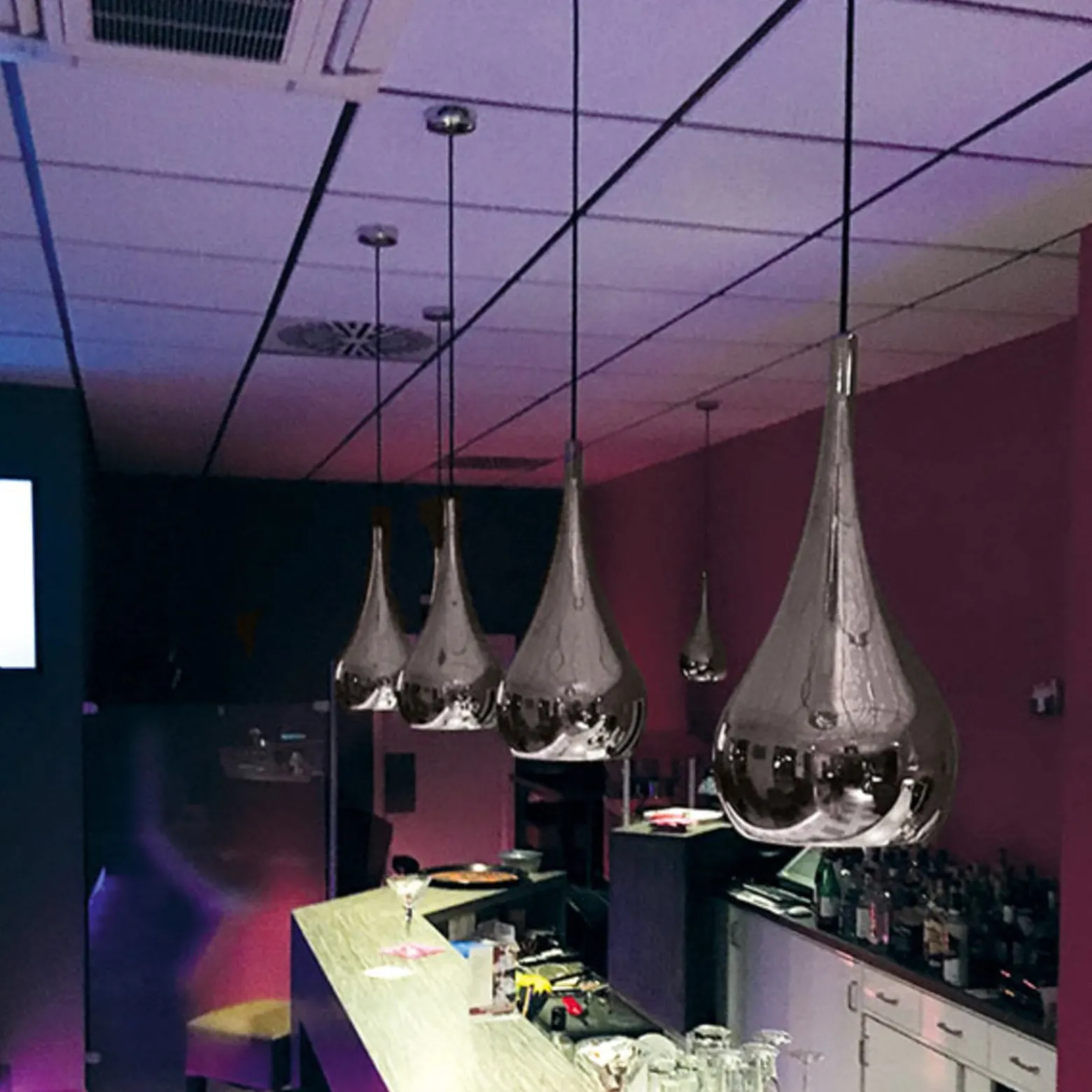Retro - krominvärinen metalliriippuvalaisin