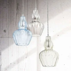 Riippuvalaisin Eustoma kirkkaalla lasilla