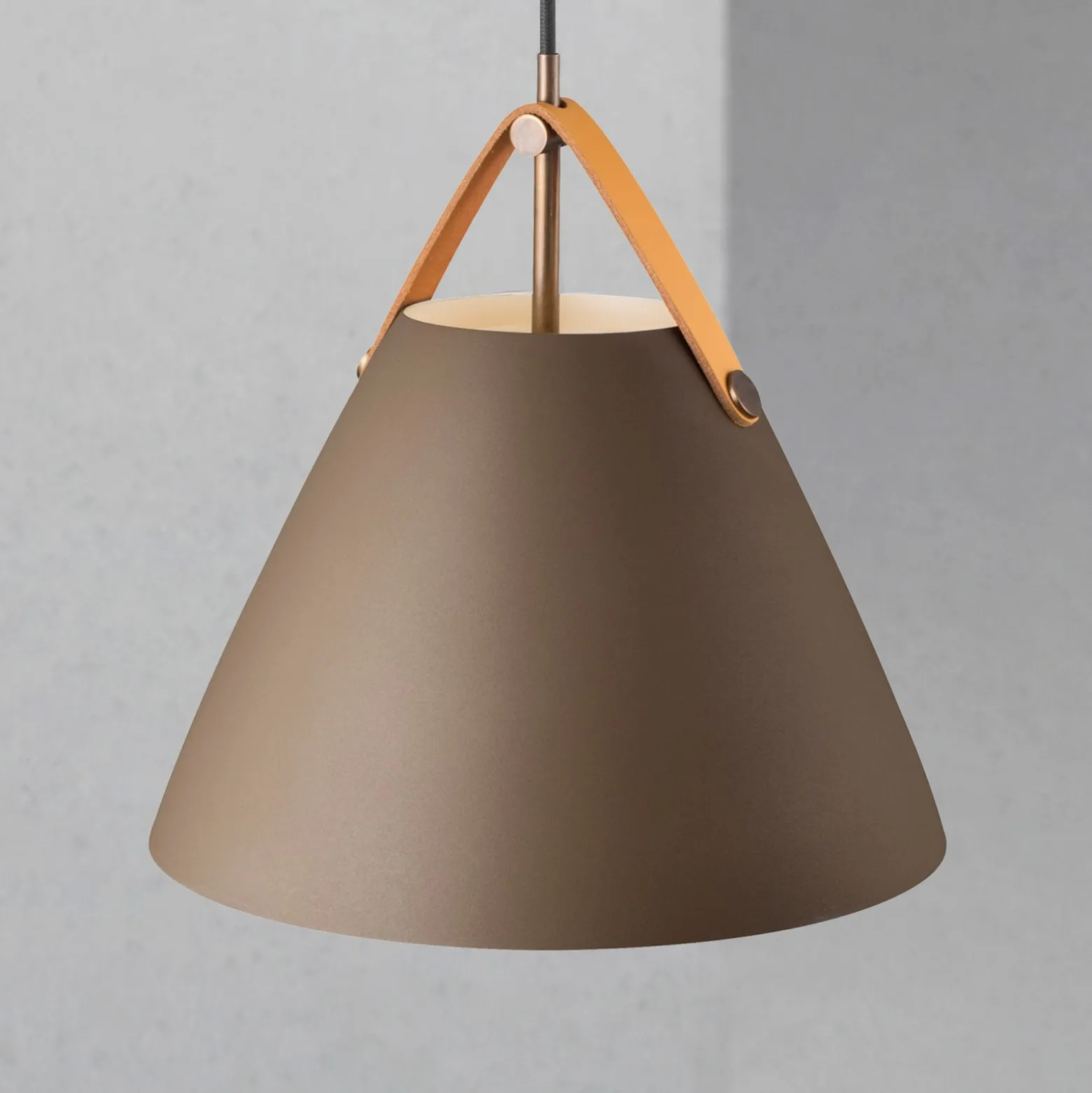 Riippuvalaisin Strap, metallivarjostin, beige, 27 cm