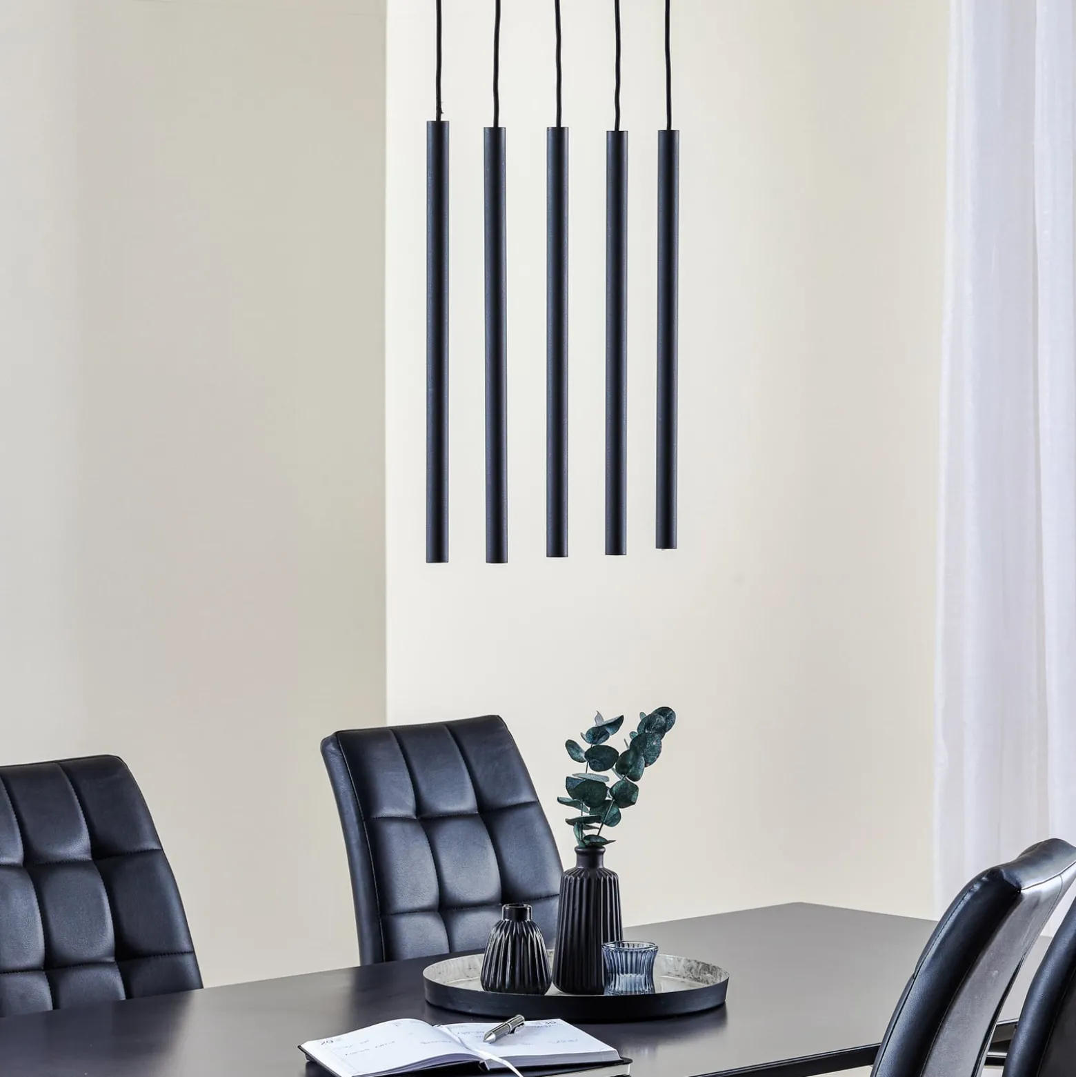 Riippuvalaisin Thin, musta, 5-lamppuinen, lineaarinen