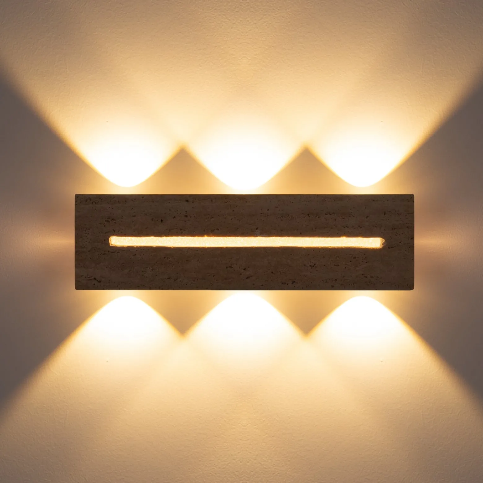 Rojas-LED-seinävalaisin, beige/valkoinen, travertiini, leveys 40 cm