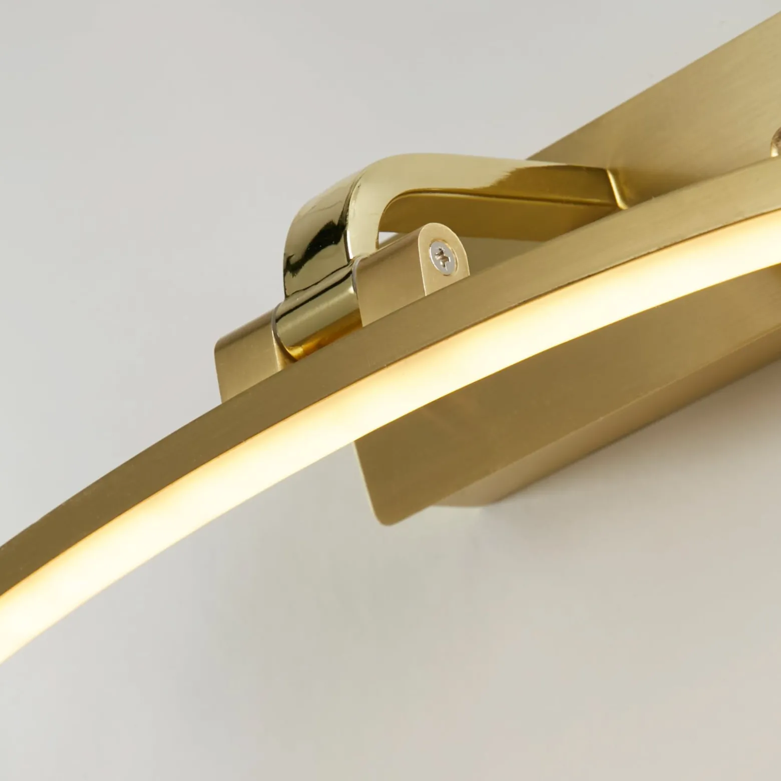 Santorini LED-seinävalaisin, leveys 40 cm, messinki, kallistettava