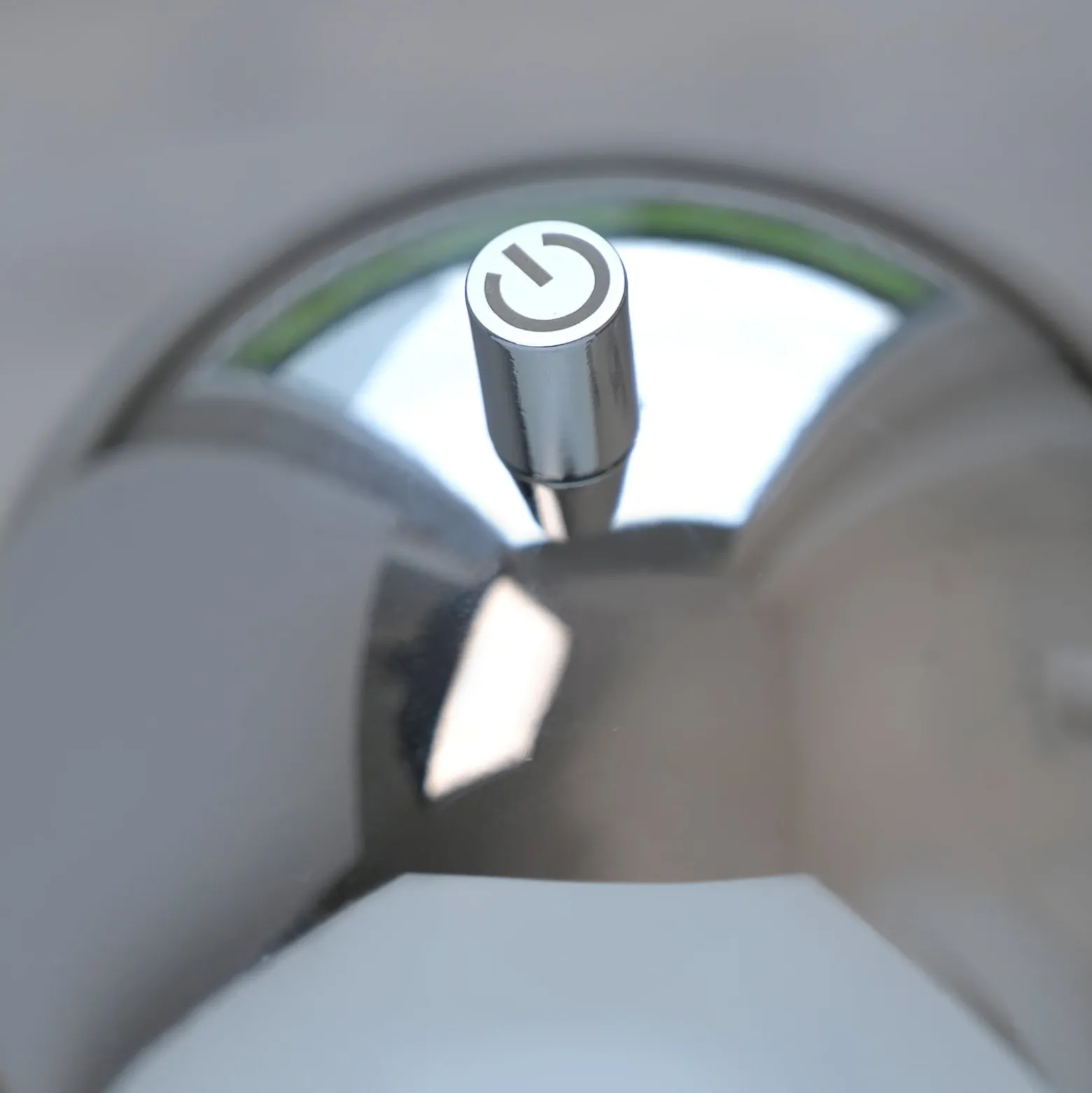 Schöner Wohnen LED-akkukäyttöinen lattiavalaisin Bellis kromi, IP54 3 000 K