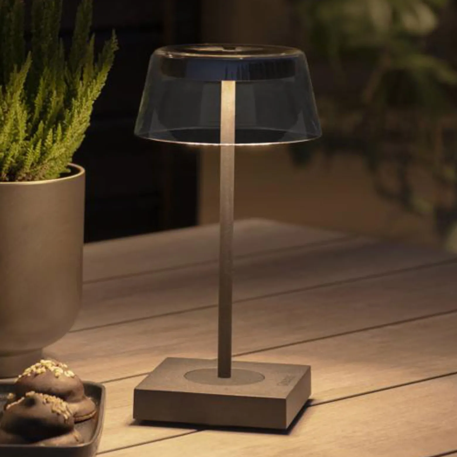 Scilla LED-pöytävalaisin USB:llä, musta