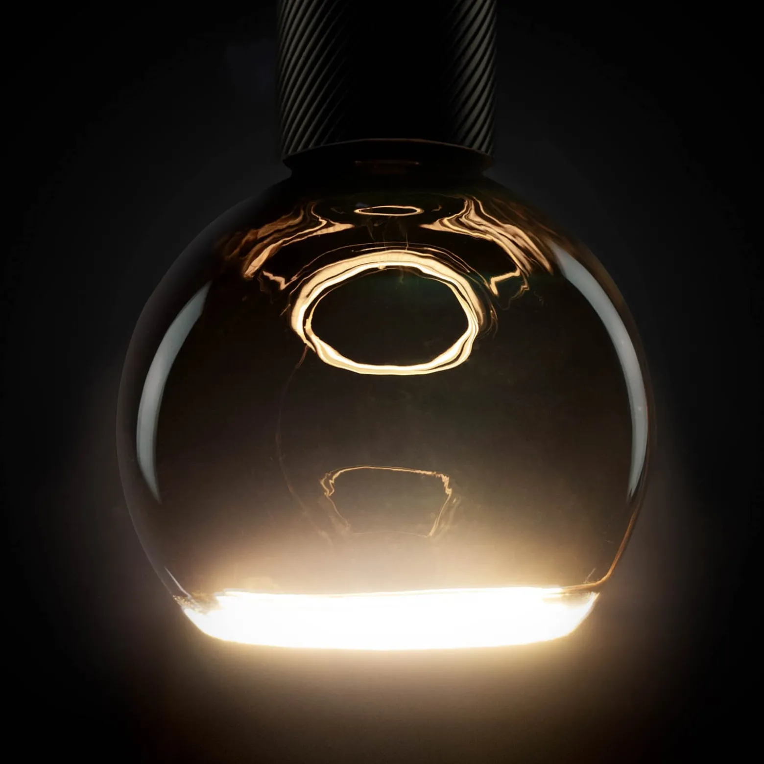 SEGULA LED-pallovalaisin Kelluva, E27 musta G125 4 W 922 himmeää