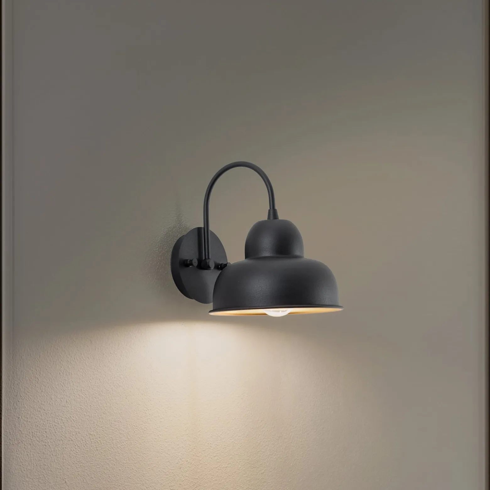 Seinävalaisin Berceste 180-A musta/kultainen