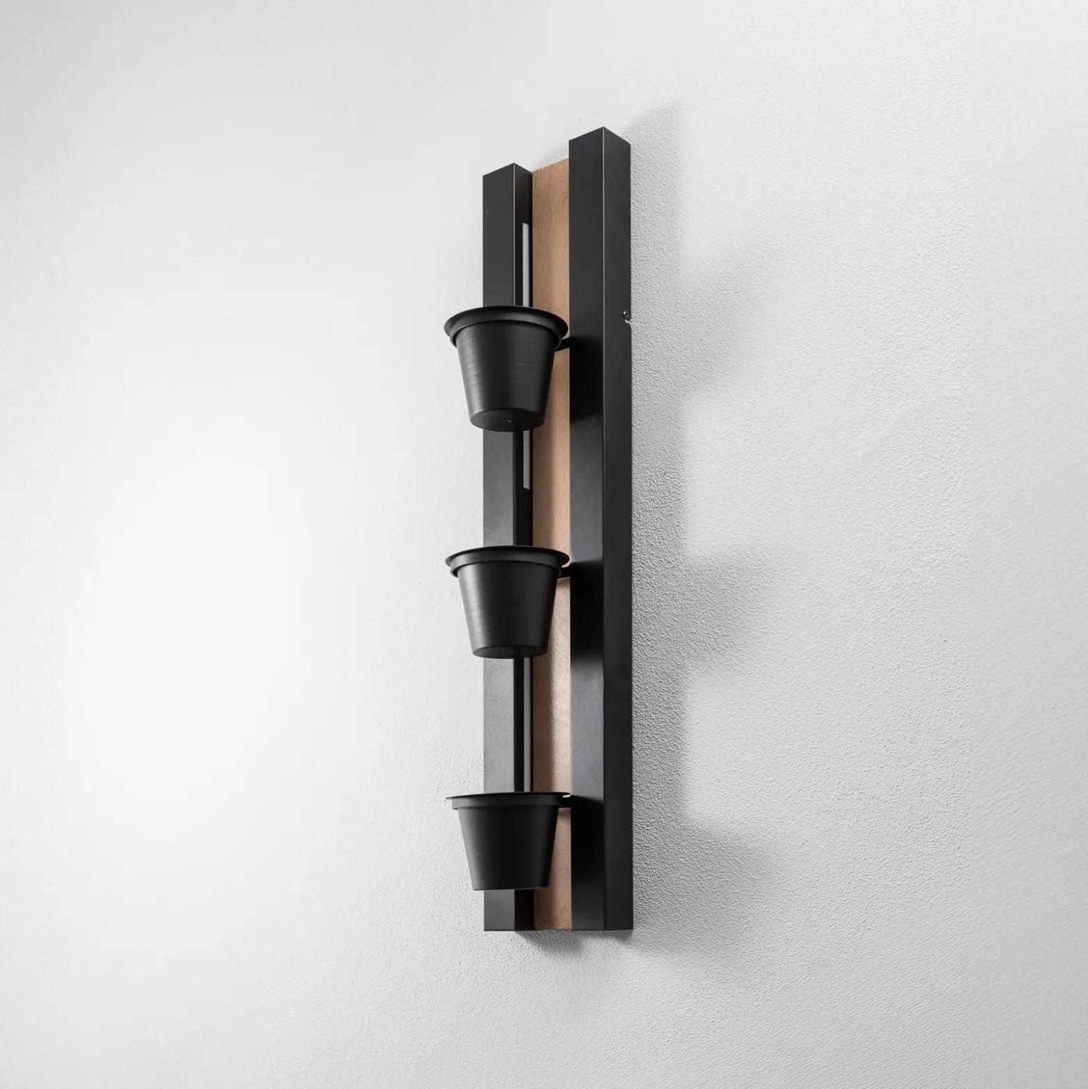 Seinävalaisin Hylly, musta/puunvärinen teräspuu, 90cm korkea