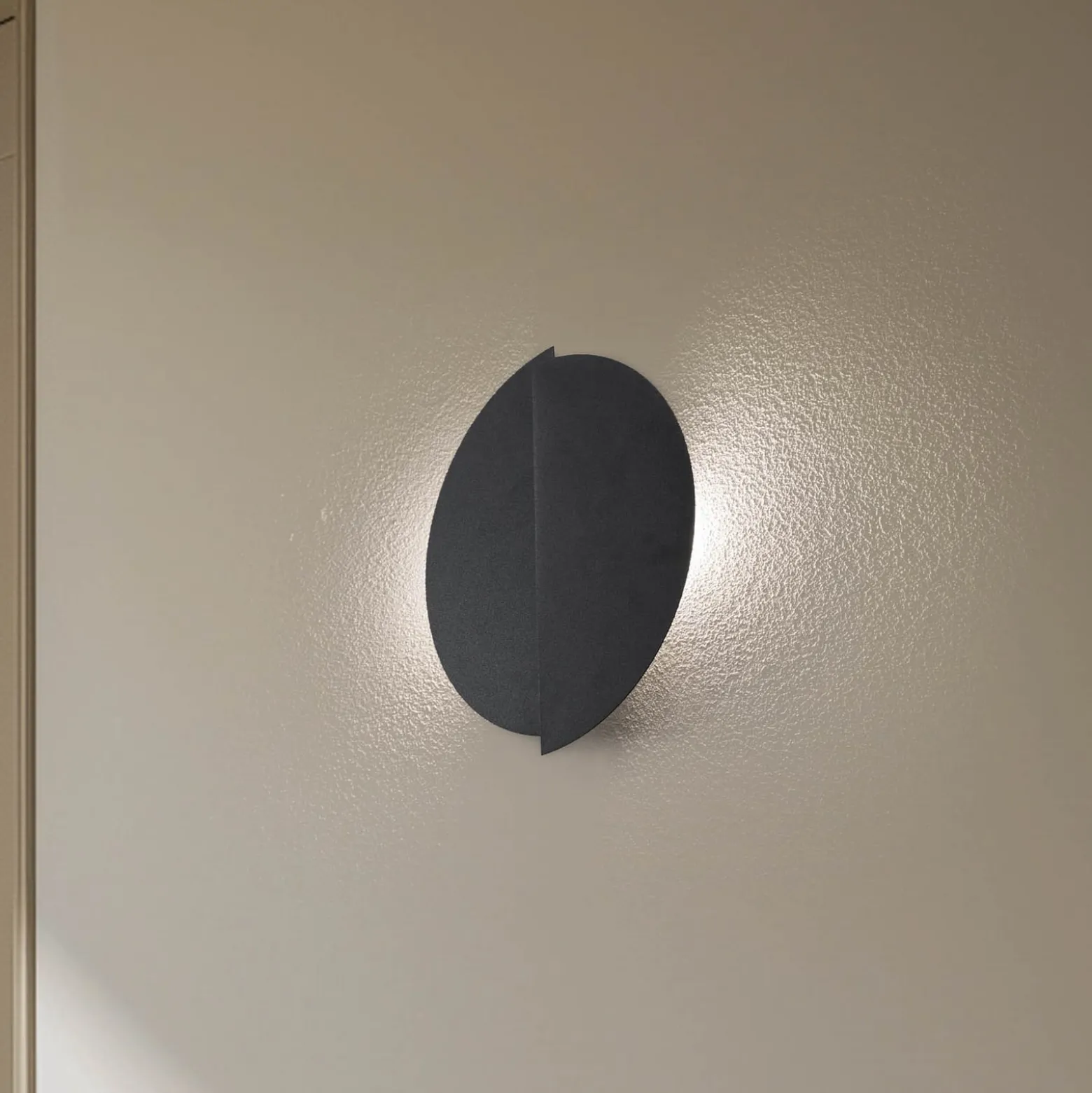 Seinävalaisin, malli 9, 28 cm x 32 cm, musta