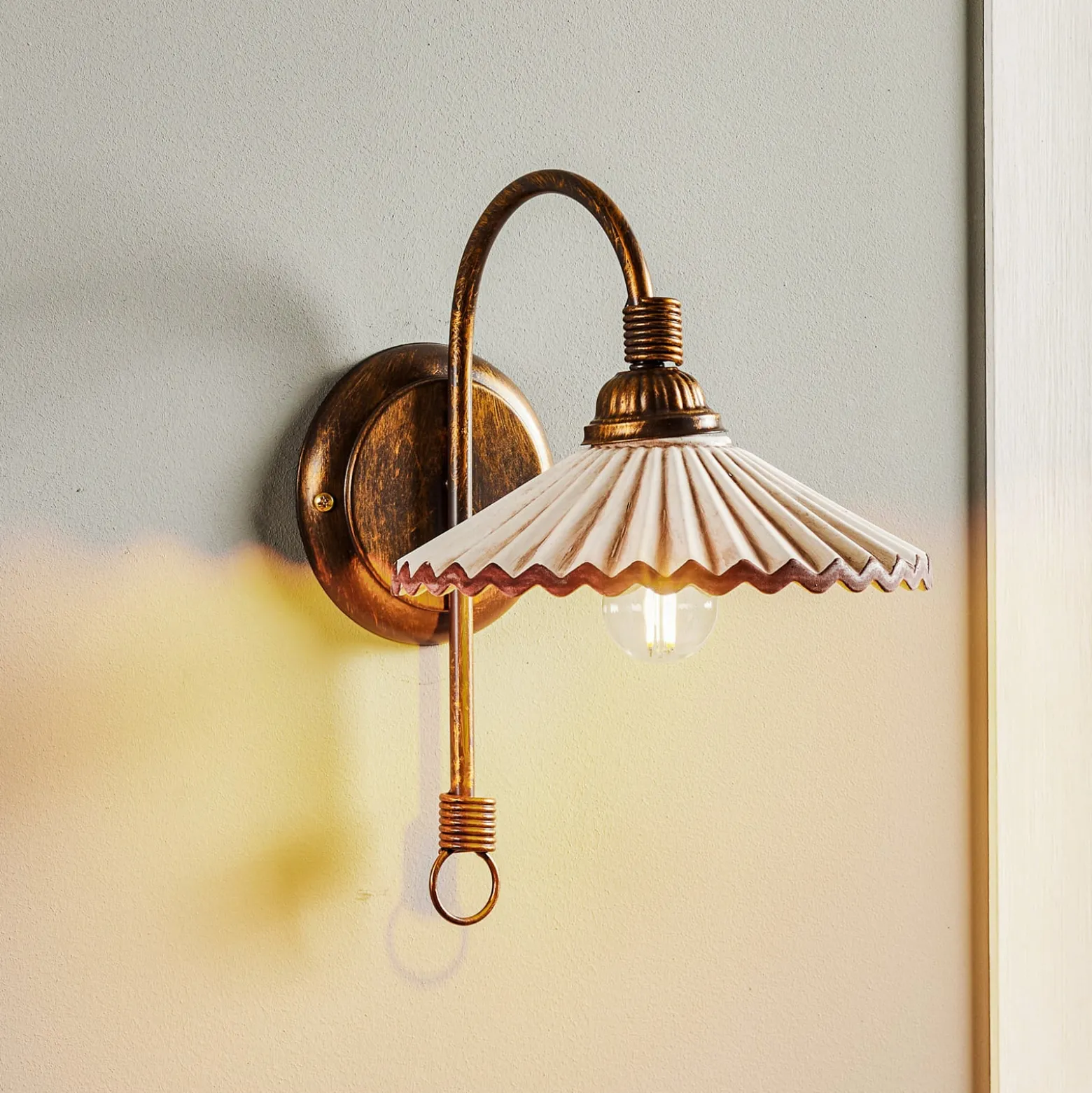 Seinävalaisin Rosina, pronssi, vaaleanpunainen keraaminen varjostin