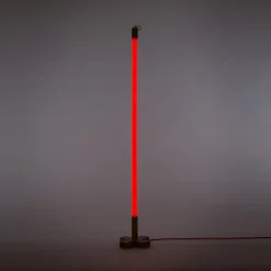 SELETTI LED-valaisin Linea, punainen, puiset yksityiskohdat, yleisvalaisin