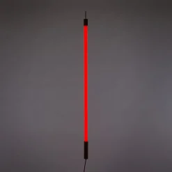 SELETTI LED-valaisin Linea, punainen, puiset yksityiskohdat, yleisvalaisin