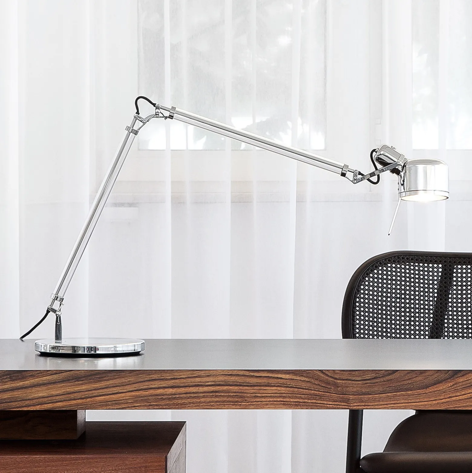 serien.lighting Job Table-LED-pöytävalo jalallinen