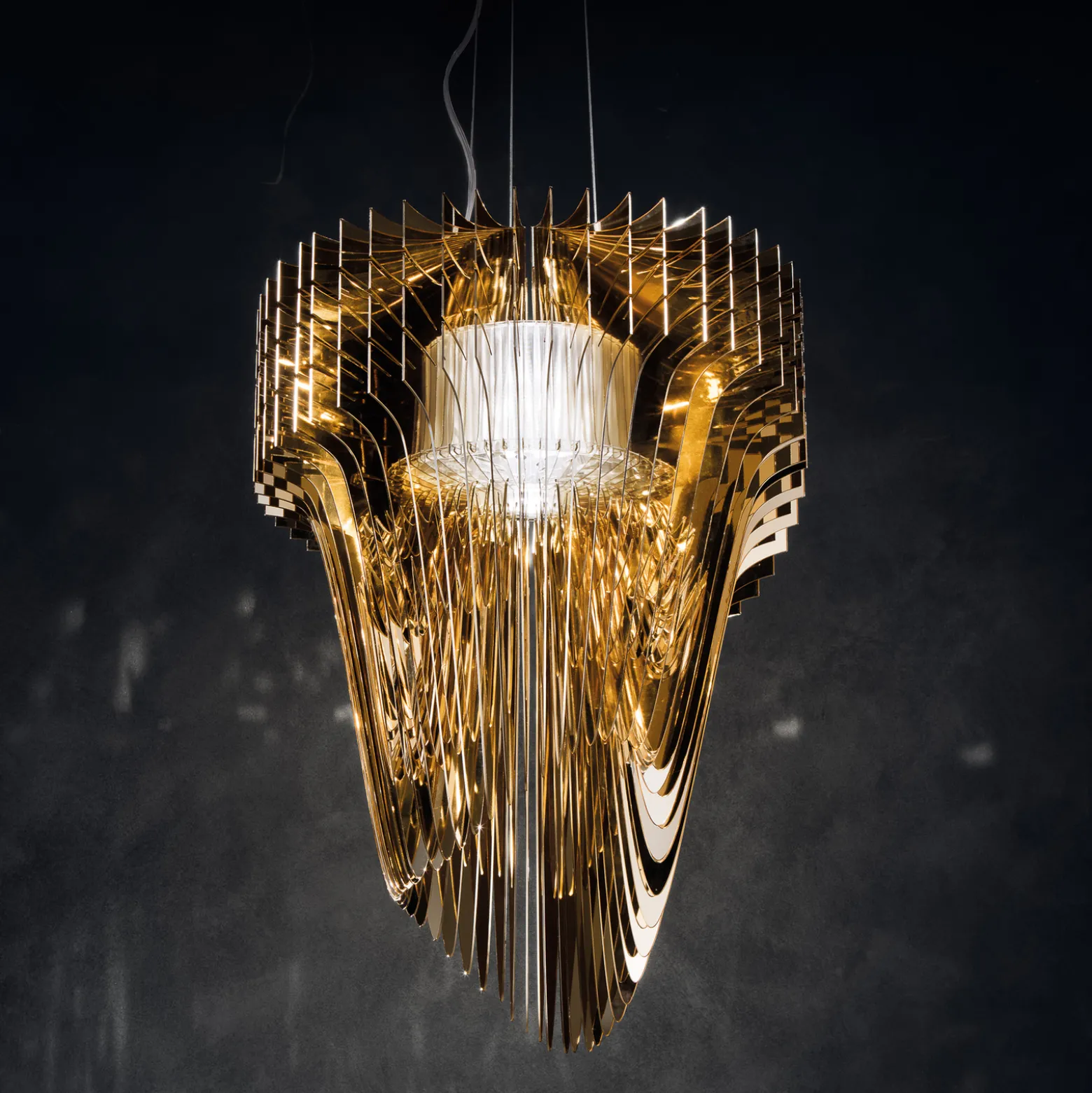 Slamp Aria M riippuvalaisin, kultainen, Ø 60 cm