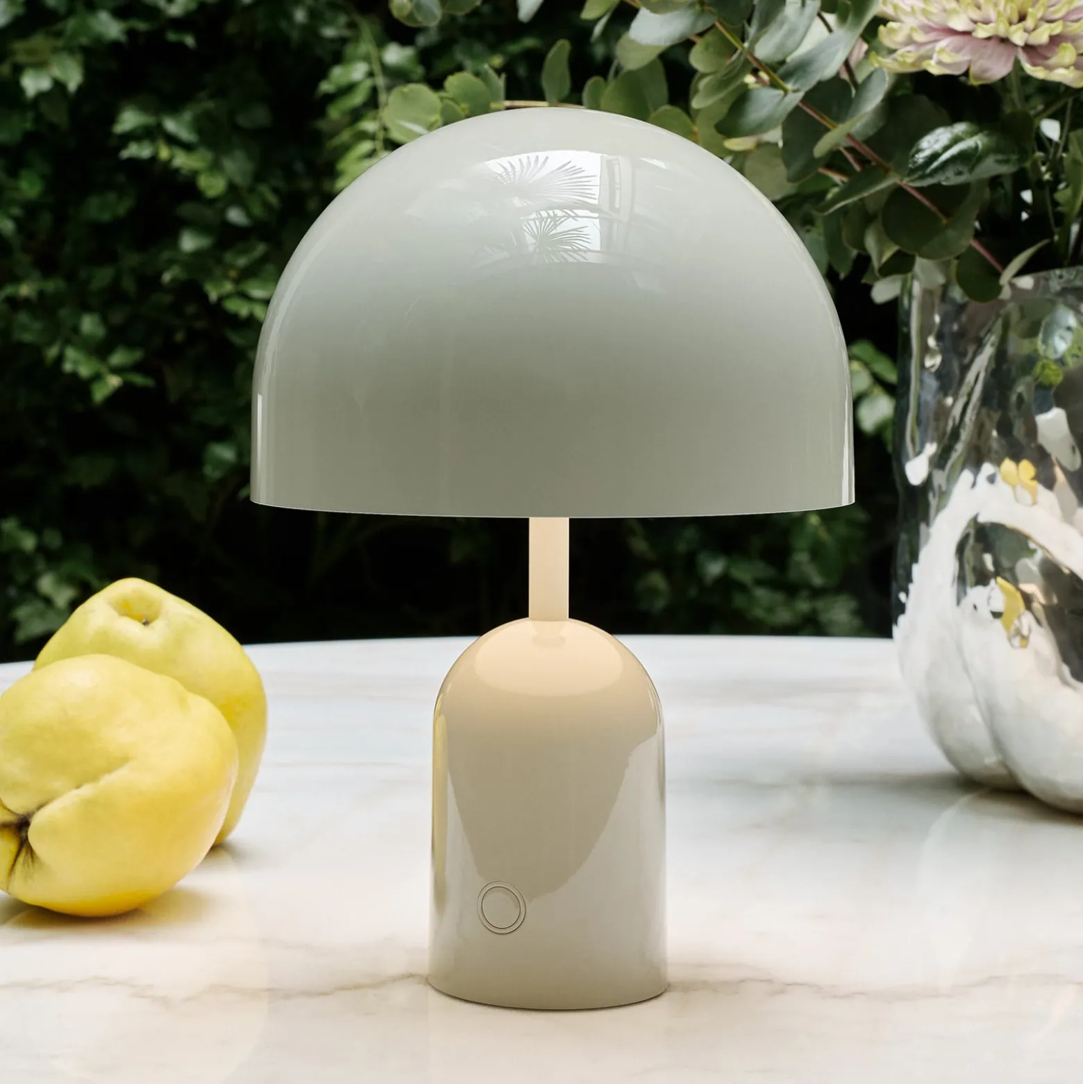 Tom Dixon Akku-pöytälamppu BELL PORTABLE, vaaleanharmaa 28 cm IP44