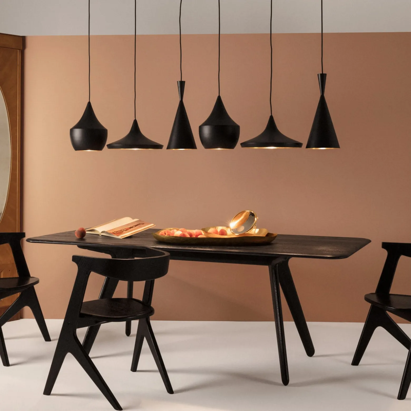 Tom Dixon Beat Range Linear riippuvalo 6-lamppuinen musta