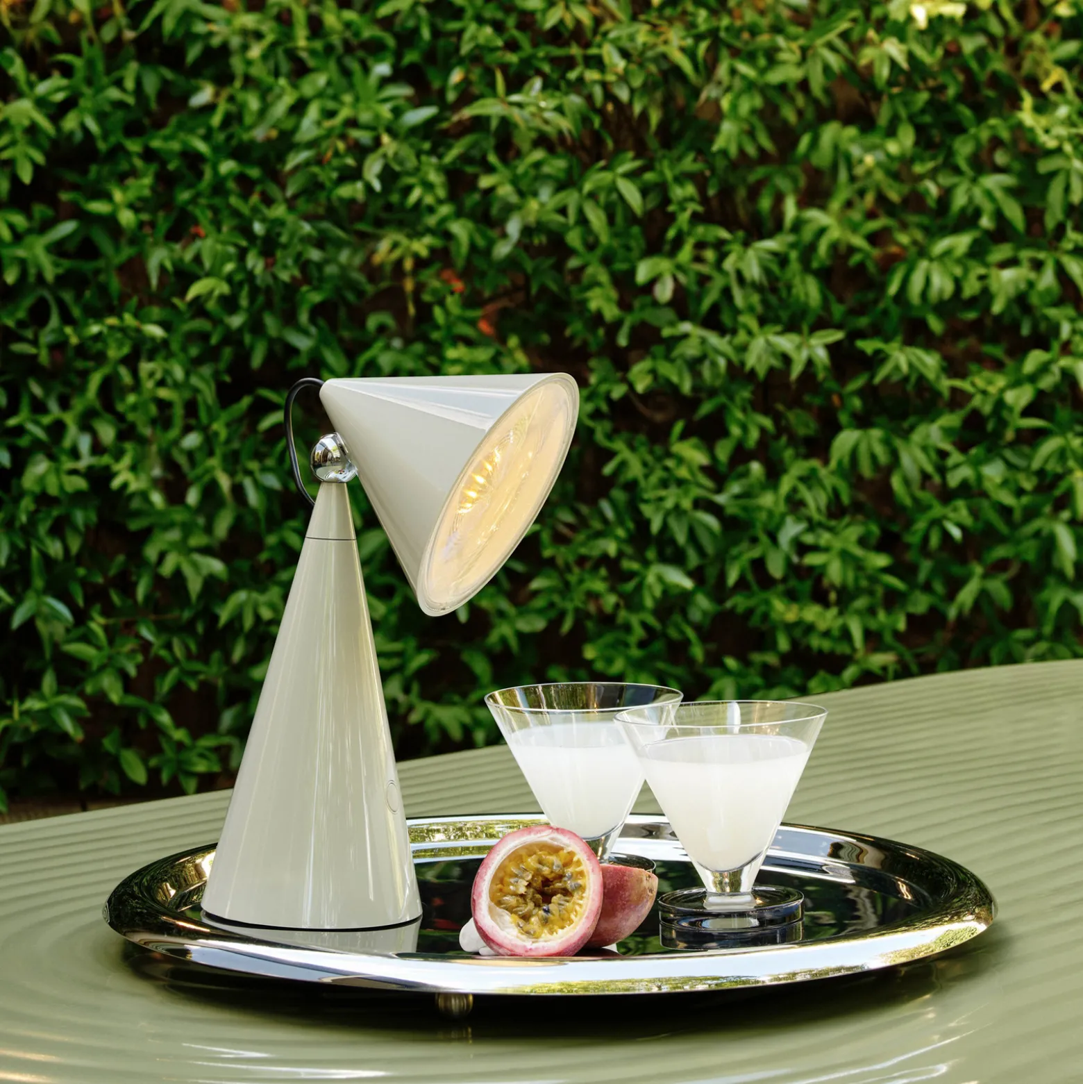 Tom Dixon LED-akkukäyttöinen pöytälamppu Pose, vaaleanharmaa, korkeus 25 cm