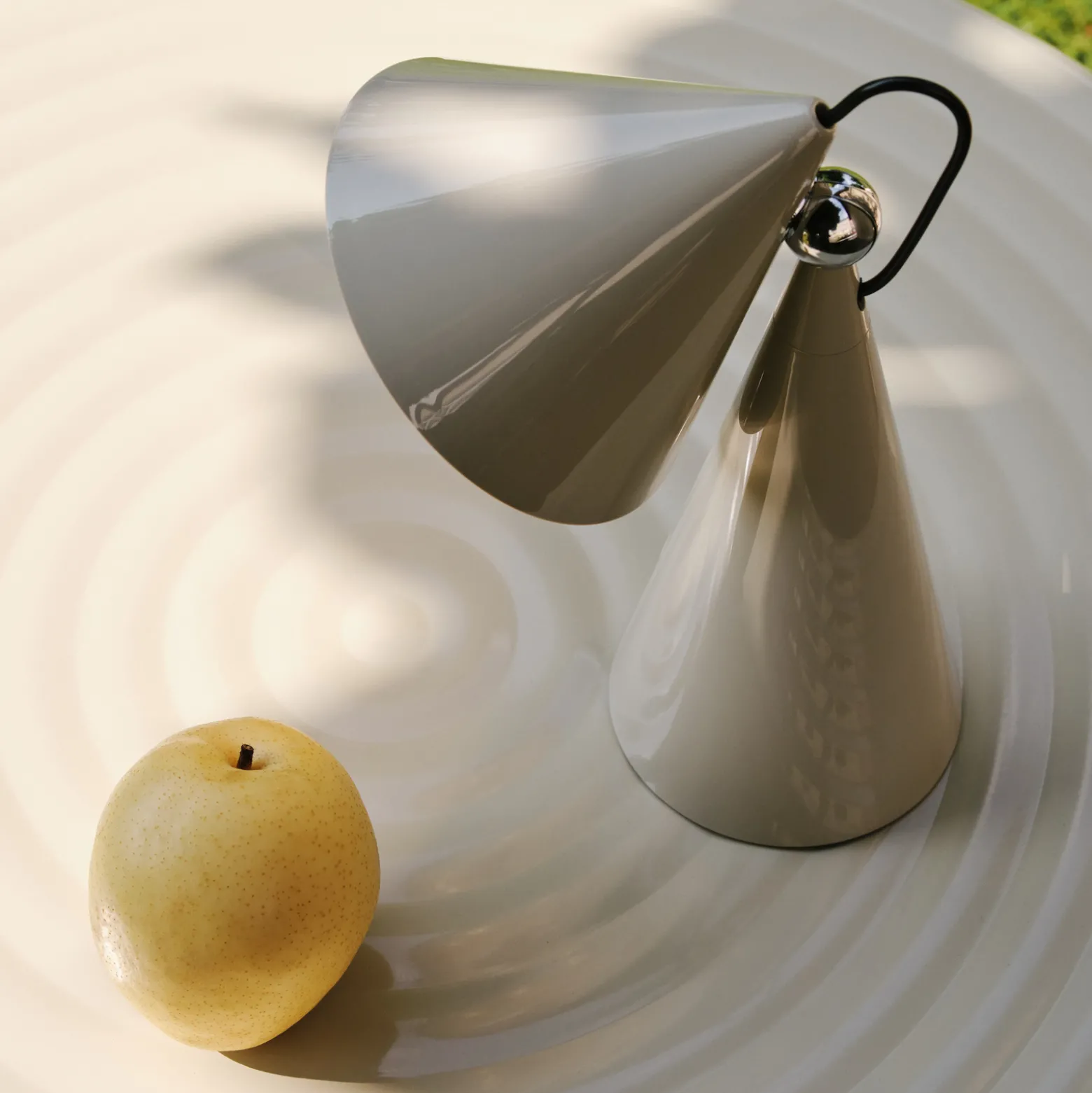 Tom Dixon LED-akkukäyttöinen pöytälamppu Pose, vaaleanharmaa, korkeus 25 cm