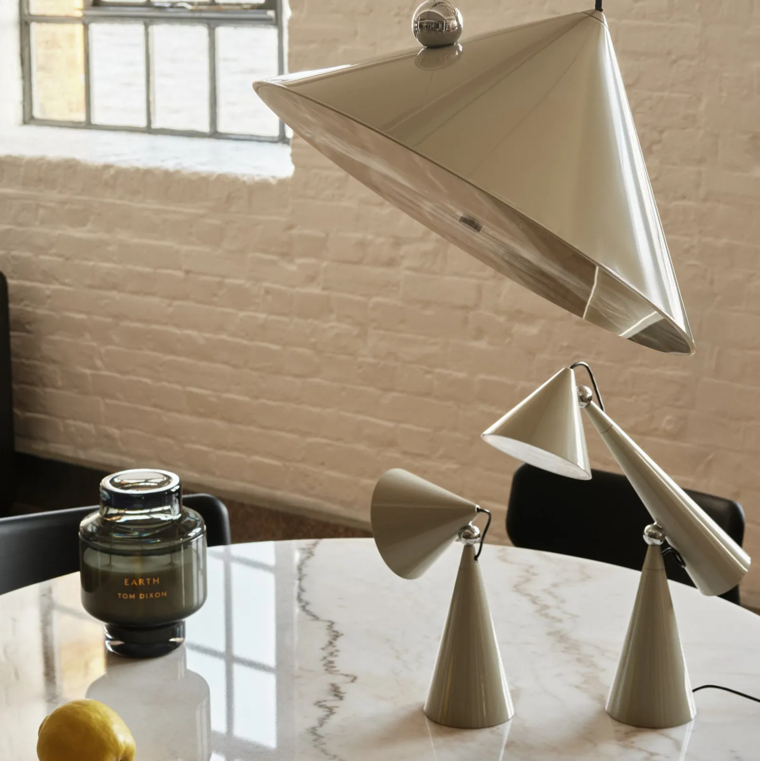 Tom Dixon LED-akkukäyttöinen pöytälamppu Pose, vaaleanharmaa, korkeus 25 cm