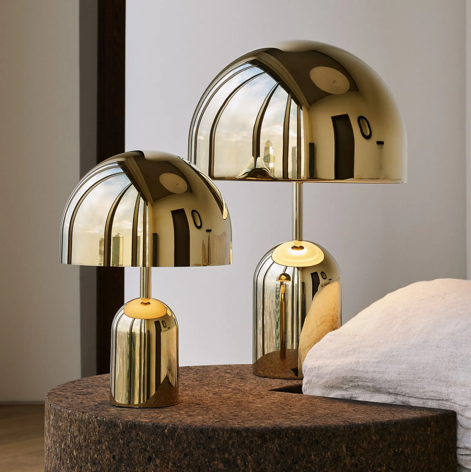 Tom Dixon LED-pöytälamppu Bell, kultainen, 43 cm, himmennettävä