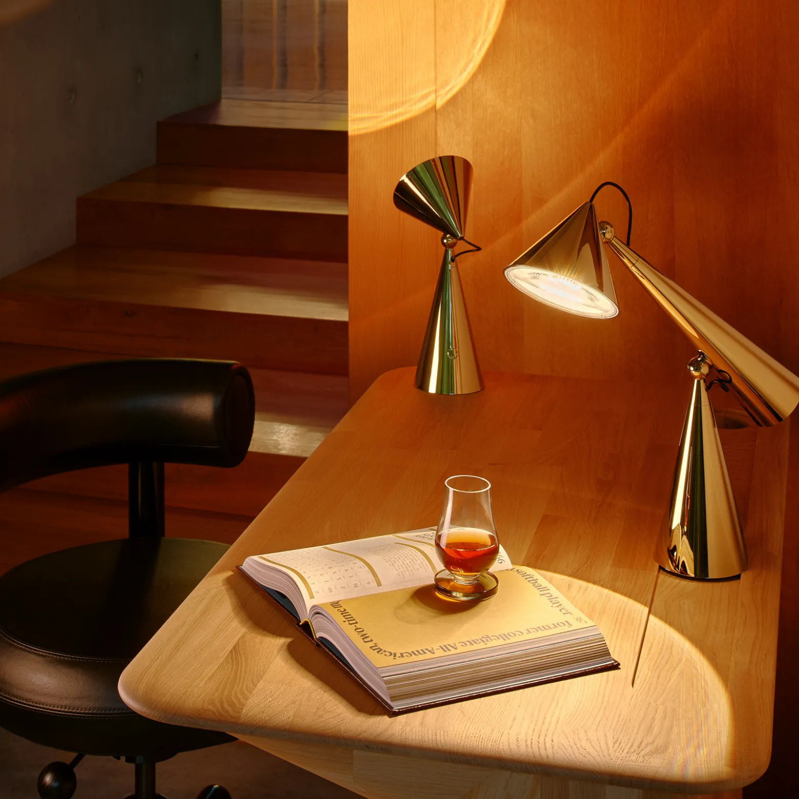 Tom Dixon LED-pöytälamppu Pose Task Light, kultainen, 41 cm