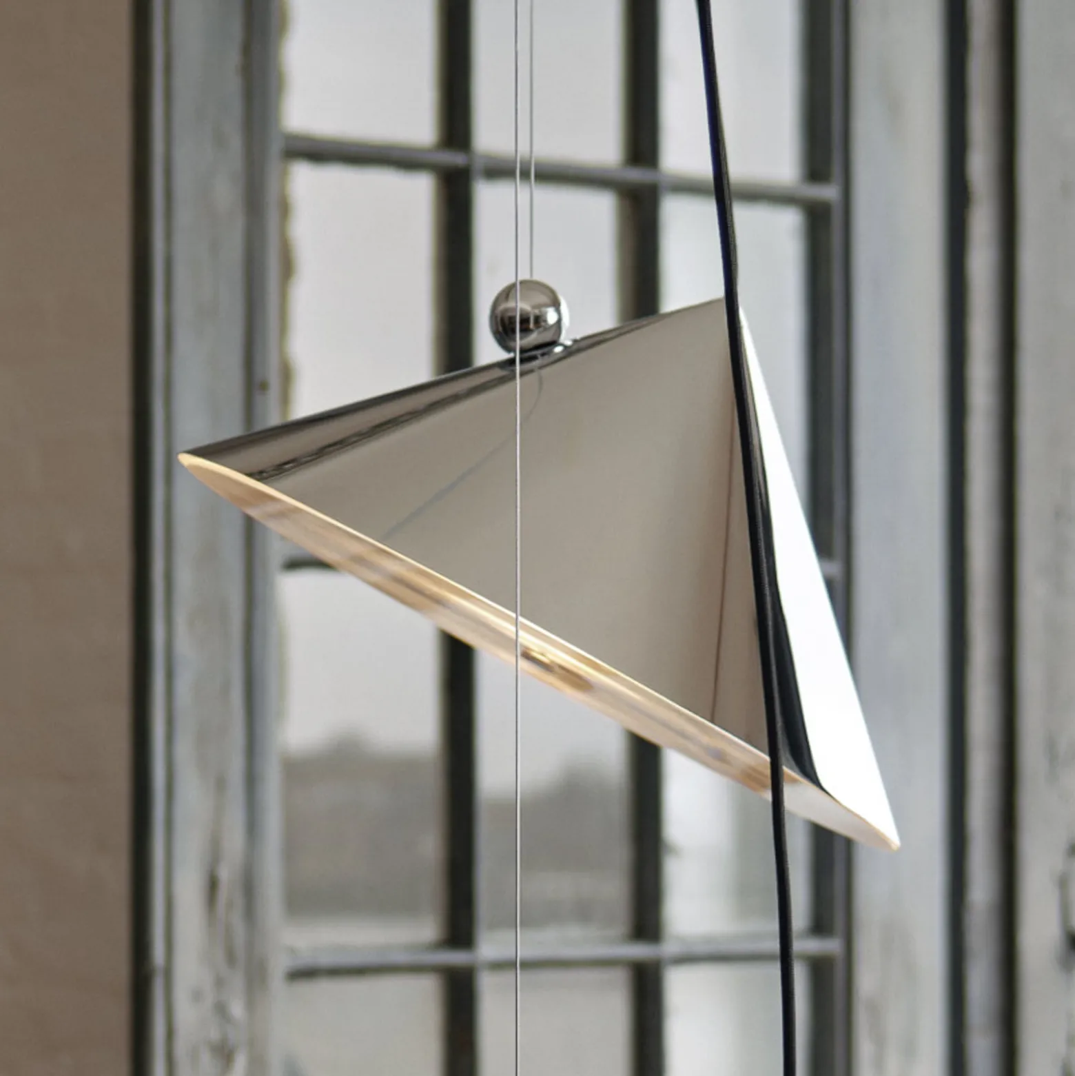 Tom Dixon LED-riippuvalaisin Pose, hopea, Ø 43 cm, teräs, himmennettävä