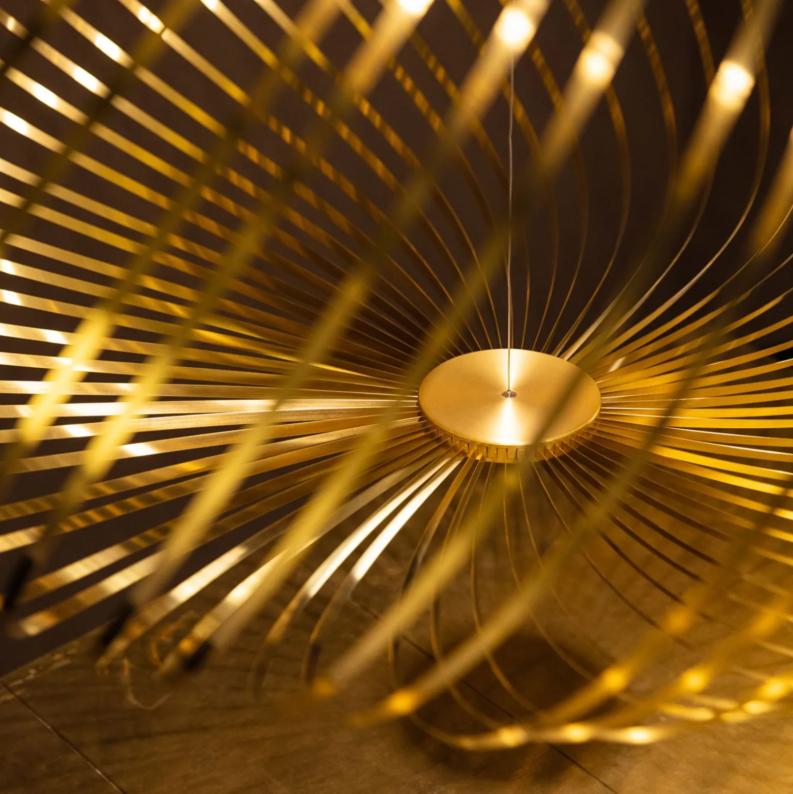 Tom Dixon Spring Large riippuvalo Ø 95 cm messinki
