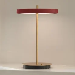 UMAGE LED-akkukäyttöinen pöytälamppu Asteria Move rubiininpunainen/messinki 31