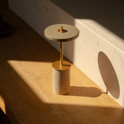 UMAGE LED-akkulamppu Asteria MOVE MINI travertiini/messinki IP44
